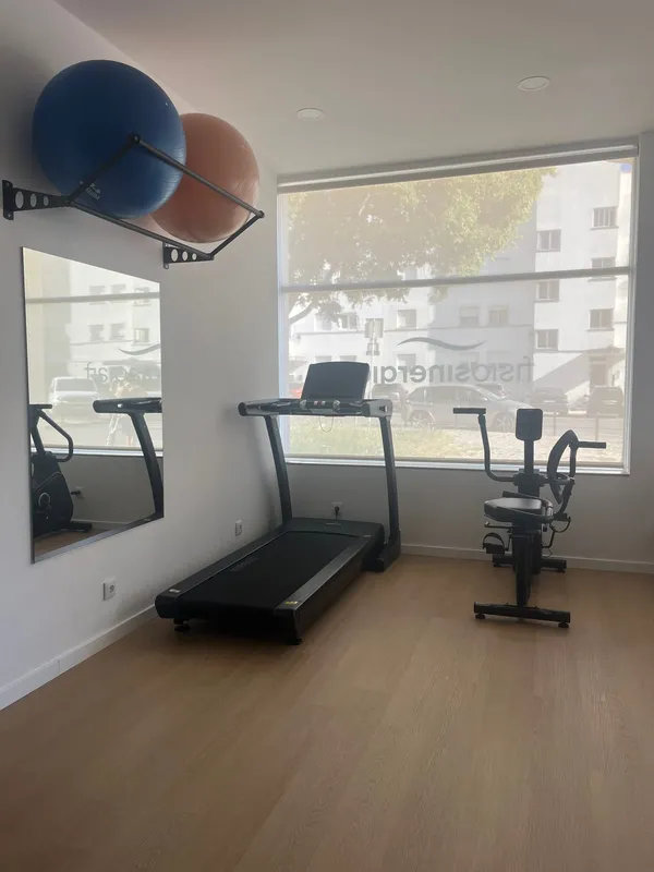 Zona de treino com passadeira, bicicleta e bolas de pilates