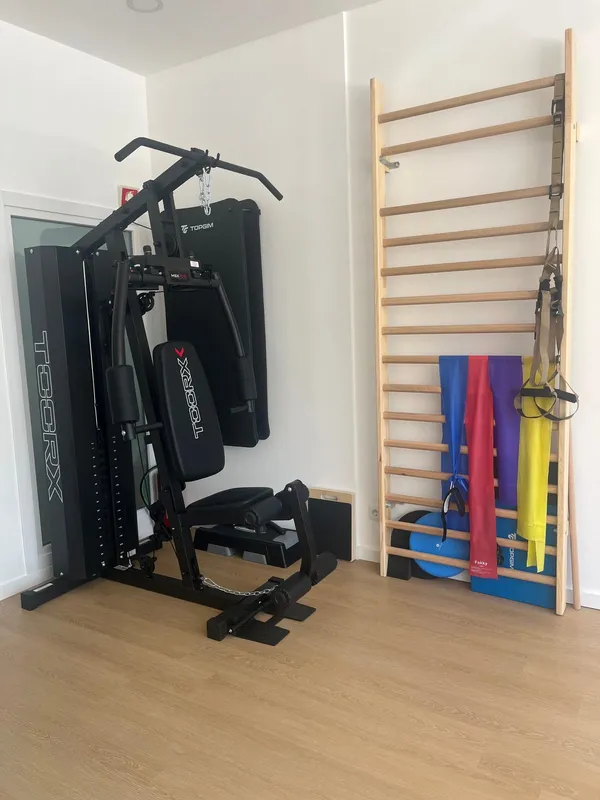 Equipamento de musculação e espaldar